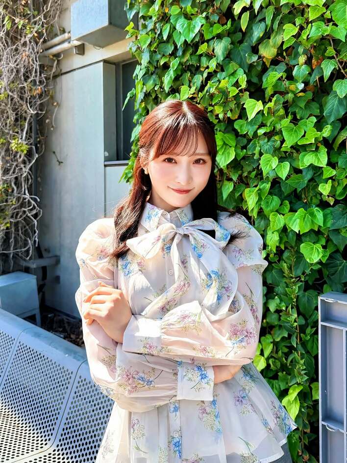 不思議な動きを…」小栗有以 “意外な乗り物”で握手会に珍登場！ミニスカ