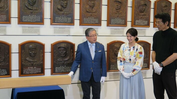 王貞治 現役最後のホームラン 通算868号を放ったバットを、徳光和夫が