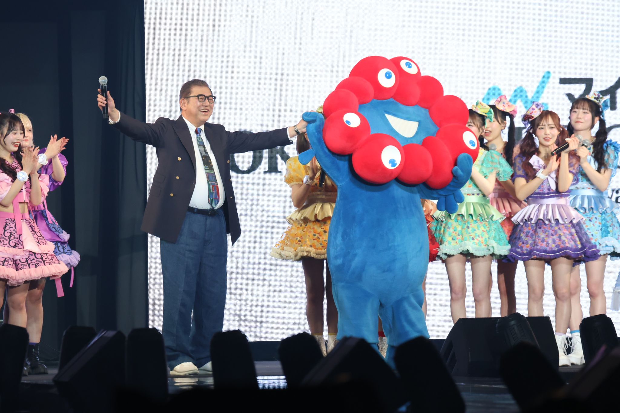 石破茂首相がジーンズにスニーカーでTGCに登場！ミャクミャクと手を