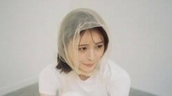 長濱ねる ミニスカ×黒タイツの寝転びショットを披露！真っ白なワンピースで野原で眠る儚い姿も「カレンダーをつくりました」