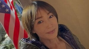 高島礼子「盆栽を購入」自宅に飾った“お気に入り”の盆栽を披露！オシャレ空間が広がるショットに「立派ですね」「風情がある」と反響 愛猫が興味津々な様子も