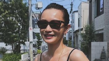 長谷川京子 13歳娘と腕組みラブラブ親子ショットを披露！ヘルシーな肌見せキャミワンピ姿に「色っぽいママ素敵♡」「素敵な親子」