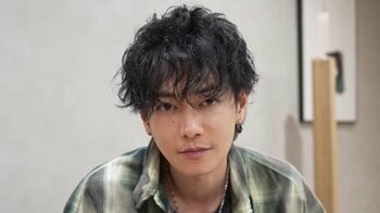 「家の中に映画館！？」佐藤健 豪華すぎる自宅紹介第2弾を公開！音楽に特化したリビングやグラスがずらりと並んだ広々キッチンに反響「見応えがすごい」