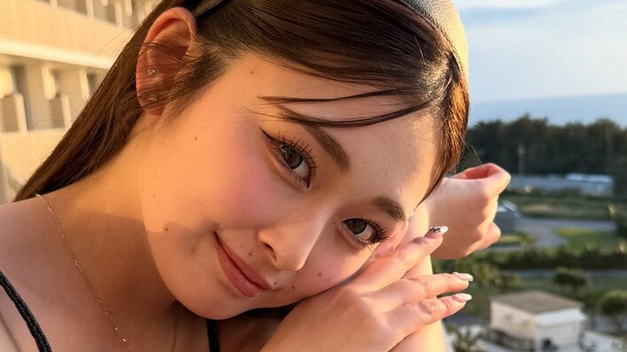 ゆうちゃみ 水着姿＆ビール片手に沖縄満喫する姿公開！ジョッキ持ちながら舌ペロする居酒屋ショットに「夏が似合うオンナ」「スタイル良すぎ」