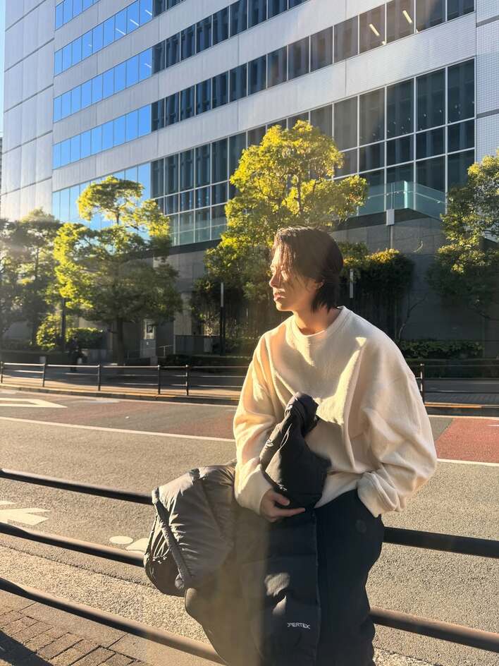 山下智久 “変装なし”で街を散策するオフショット公開！「last one