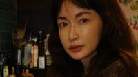 長谷川京子 おしゃれな自宅キッチン公開！華やかな壁紙やシックなタイルなど洗練された空間での食事をする飾らない姿に「美味しそう」