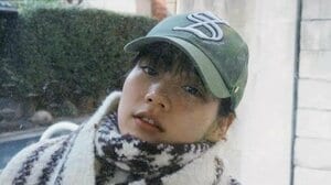 のん “ひょっこり顔出し”ショットに反響！「孤独のんグルメ？」窓から顔をのぞかせるキュートなしぐさにも注目「ステキですね」