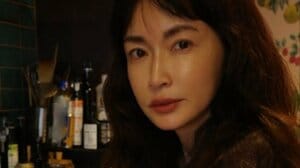 長谷川京子 おしゃれな自宅キッチン公開！華やかな壁紙やシックなタイルなど洗練された空間での食事をする飾らない姿に「美味しそう」