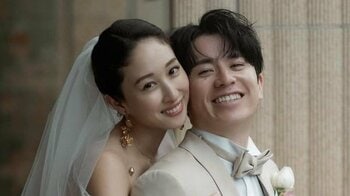 “チューせがむ”姿も♡ 藤森慎吾 妻顔出しハワイ挙式ショット公開！花嫁とのラブラブショットや0歳娘を抱いた親子2Sに「最っ高にお似合い」