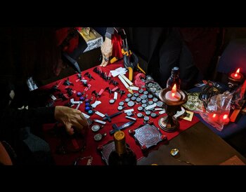 9月30日はゴシック文化を愛する人々の記念日「ヴァンパイアの日」｜サラミとワインで乾杯！SNSキャンペーン開催決定