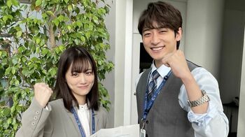 「お似合い！」「大人の余裕」“上司と部下”山下美月＆小関裕太さわやかショットに反響『御曹司に恋はムズすぎる』