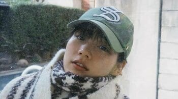 のん “ひょっこり顔出し”ショットに反響！「孤独のんグルメ？」窓から顔をのぞかせるキュートなしぐさにも注目「ステキですね」