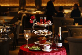 表参道の夜景とともにお酒片手にディナーもスイーツも楽しむ、大人のハイブリッドな食体験『ニューヨークナイトアフタヌーンティー』新登場