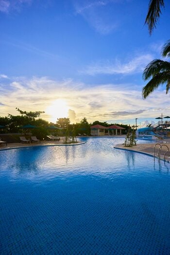 【サザンビーチホテル＆リゾート沖縄】ひと足早い夏を満喫絶景ランチブッフェとプールで楽しむ日帰りリゾートプラン