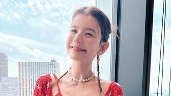 「腹筋素晴らしい」スザンヌ へそ出しコーデを披露！春らしい華やかなセットアップ姿に「惹かれます」とファン絶賛