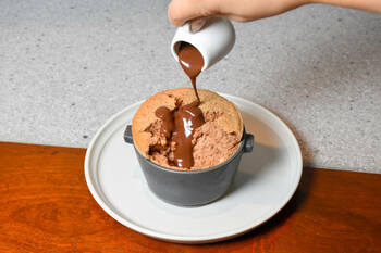 Minimalより、“ふわトロ”食感の出来立てチョコレートスフレに、洋梨やいちじくを添えた秋限定バージョンが登場