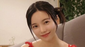 島崎遥香 大阪万博でクウェート料理＆フランスパビリオン満喫！ショルダーリボンのキャミトップスでルンルン笑顔「入場までに1時間半くらい！」