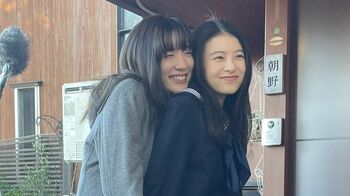 永野芽郁＆出口夏希 寒くてくっつくショットが可愛すぎて“天使”『君が心をくれたから』