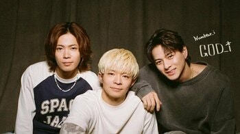 Number_iが「こっち見ながら歩いとる」 MVに登場の横断歩道を3人でロボット歩き「ずーっと見ていたい3人」