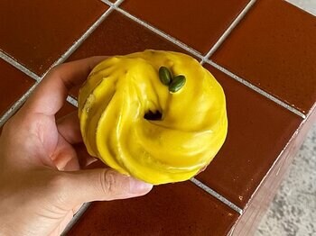 ホーカスポーカス ハロウィンに向けてかぼちゃのフレンチクルーラーを発売 国産かぼちゃのペーストを絞り入れた秋の新作を表参道店で