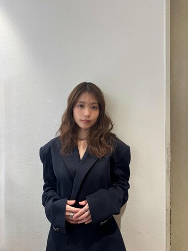 神々しい」有村架純 美しさ際立つ黒ジャケットのオフショット披露