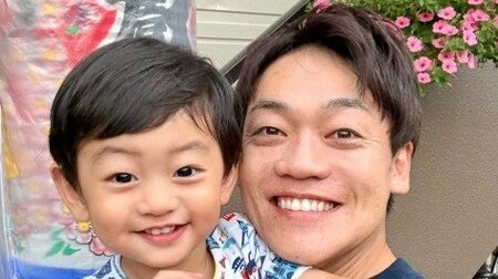 「遺伝子やばい」おばたのお兄さん 2歳息子のキメ顔に“惚れた”！躍動感あふれる大ジャンプを披露「着地の体幹すごい」「パパをよく見ている」