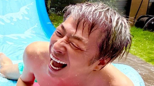 田村淳 自宅庭で“ウォータースライダー”満喫！娘たちのもとへ勢いよく滑り降りる姿に「全力で楽しむお父さん素敵」などファンほっこり