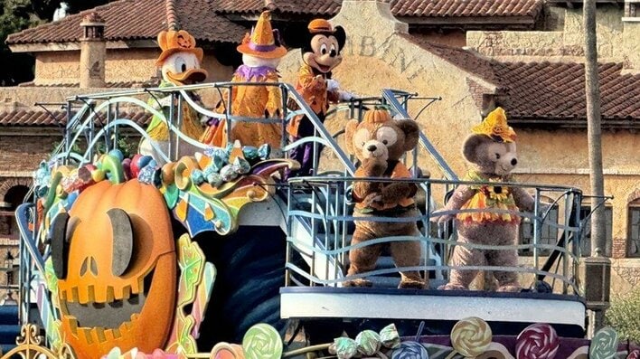ダッフィーがハロウィン衣装で登場！ディズニーシー グリーティングを体験 ミッキーたちと一緒にノリノリでダンス
