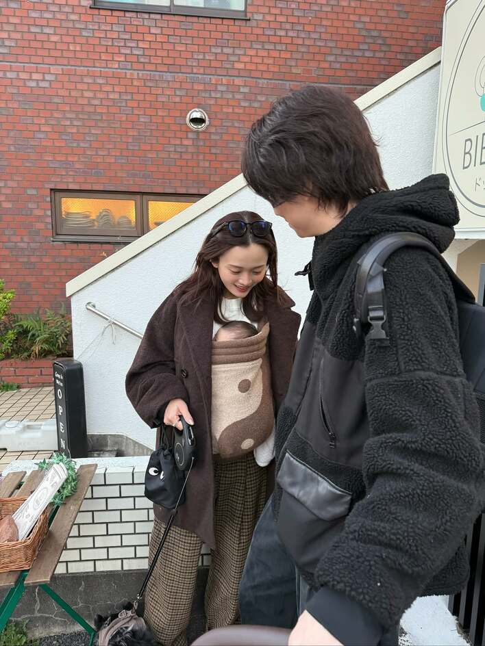 【画像18枚】「ばぶちゃん大きくなってる」田久保夏鈴が生後2ヵ月息子と一緒に「あちゃ～」とおそろいポーズをする姿などを見る