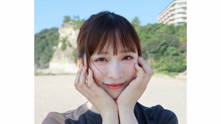 AKB48小栗有以 海で“ウエスト細い”お腹見せショット公開！お気に入りのサラサ＆ミニ丈トップス着こなした姿に「写真集みたい」「人魚姫」