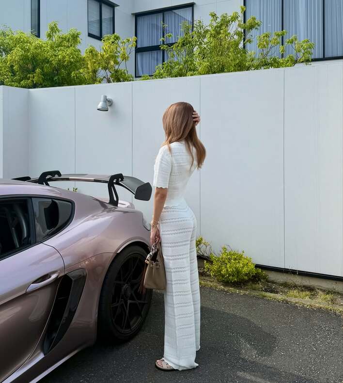 マギー 愛車ポルシェと並んだラグジュアリーコーデのツーショット公開
