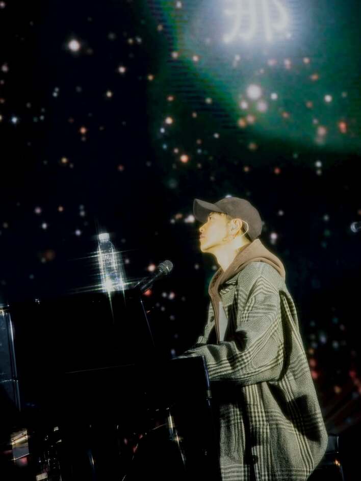 色気ダダ漏れ” 佐藤健 アジアツアーオフ姿に世界中が大歓喜！カメラを