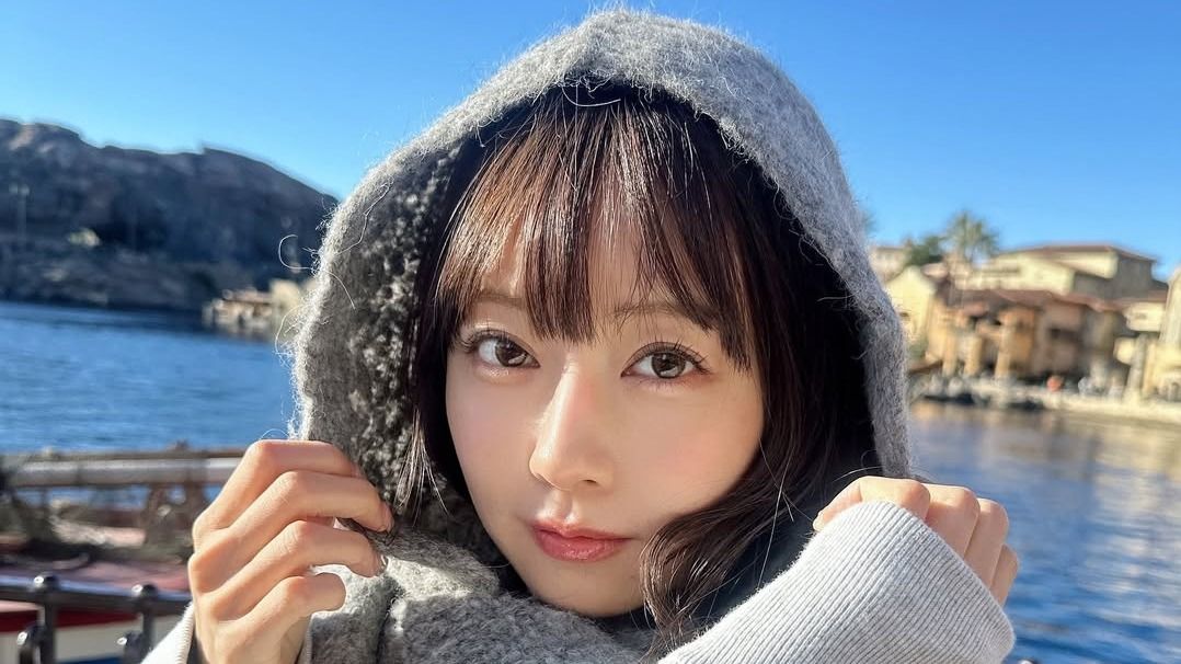 渡辺美優紀 ミニ丈ボトムス×黒タイツコーデのディズニーショット披露