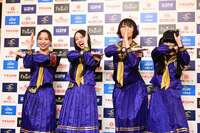 新しい学校のリーダーズ「違うかなっていう感じならやめようって･･･」授賞式登場ポーズでのドキドキ裏話告白！今年1年表す漢字で「『十』で～す」とノリノリに ベストドレッサー賞受賞