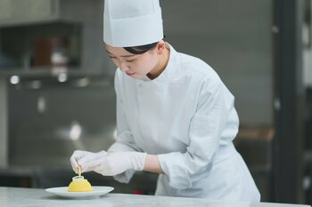 【大阪ステーションホテル、オートグラフ コレクション】3月1～8日「国際女性デー」を祝って、ミモザ色に包まれるホテル体験　ミモザにインスパイアされたケーキとカクテルが期間限定で登場