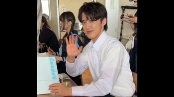 “隣の席”にJO1河野純喜！スマイルに上目遣いに…ファン「青春リアコ♡」「恋しちゃう！」『あの子の子ども』