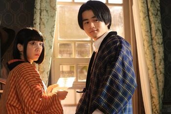 左右馬（鈴鹿央士）らのもとに謎の女性・麗子（加藤小夏）が！彼女は居候することになり…『噓解きレトリック』最終話予告