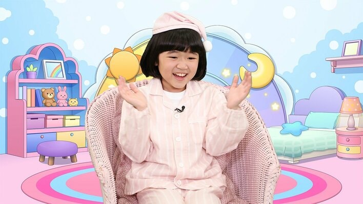 【画像11枚】永尾柚乃、ハライチがパジャマ姿でMC『ニッポンお泊まリポート』の写真を見る