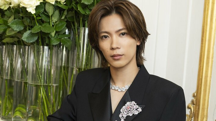 神宮寺勇太「やっぱりパリの空気は格別！」ミキモトのプレスプレビュー登場が話題！胸元にバラのジュエリーを輝かせたエレガントなスタイルを披露