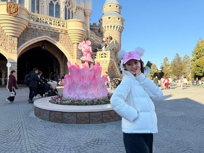 シンデレラ城がピンクに染まる！？幻想的な夜の演出や大きなリボンの