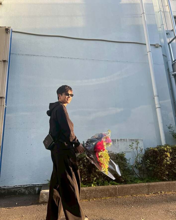 最後の写真にやられた！」岩田剛典 花束持った笑顔ショット披露