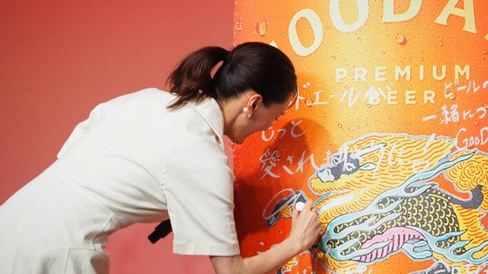 鈴木亮平 綾瀬はるか風サインを披露！かわいいイラストが浜辺美波、Mrs