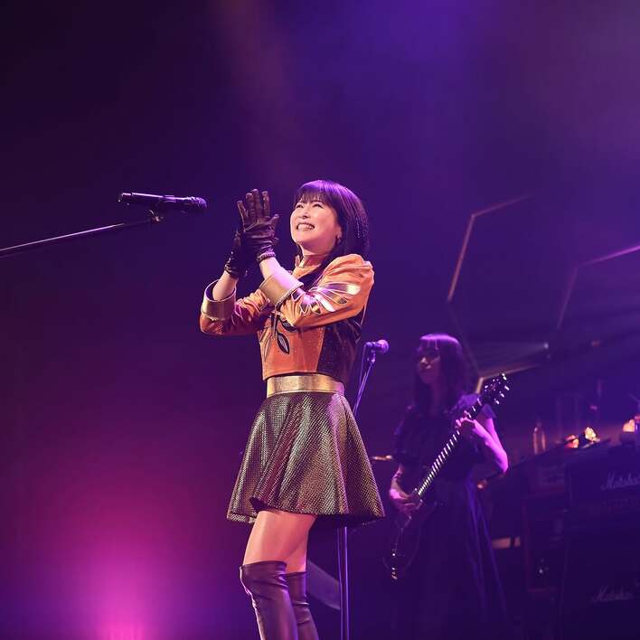 56歳・森高千里 今も変わらぬミニスカ衣装で“絶対領域”披露！誕生日