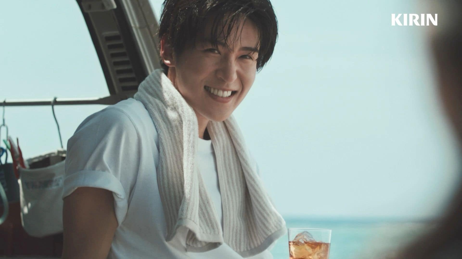 濡れ髪の目黒蓮＆中条あやみが夏の海辺でナチュラルな笑顔を披露！新CM