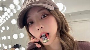 「女神降臨」重盛さと美 ミニ丈からスラリと伸びる美脚披露！口にチョコをくわえたウインクショットにファンメロメロ