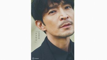 津田健次郎がブラックスーツでアンニュイな表情を披露