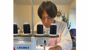 「家オシャレすぎ」ロッチ・コカド まるでアトリエな自宅を公開！NEWアイロン台やおしゃれソファなど「ミシン作業が楽しくなりますね」