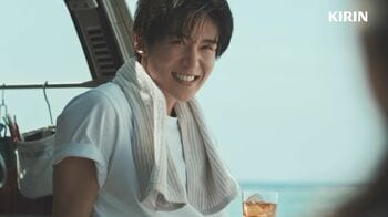 濡れ髪の目黒蓮＆中条あやみが夏の海辺でナチュラルな笑顔を披露！新CMを彩るのはOfficial髭男dismの夏の新曲