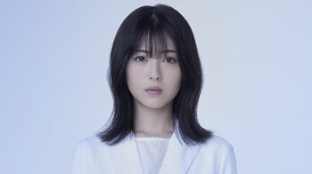 浜辺美波が『ドクターホワイト』に主演！驚異的な医療知識を持つも記憶喪失で社会性皆無！？ナゾの女性・白夜を演じる