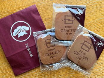 【ホテルグレイスリー銀座】1804年創業の老舗和菓子店「銀座 松崎煎餅」とタイアップ！　ホテルロゴ入りオリジナル瓦煎餅をプレゼント